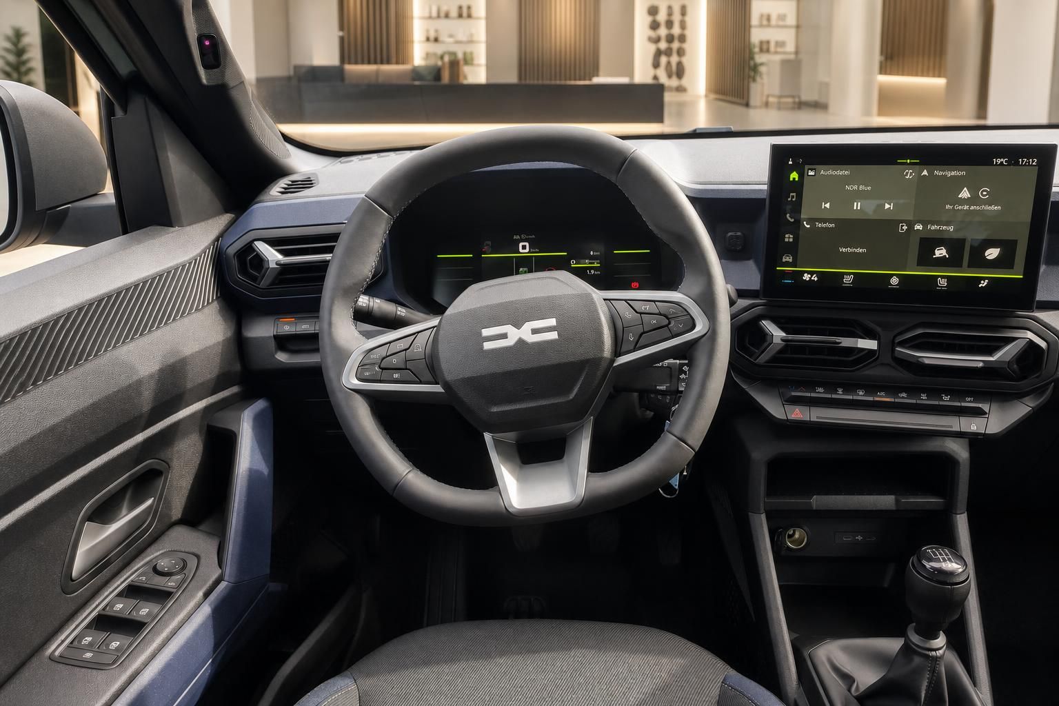 Dacia Cockpit mit Lenkrad, Digitaltacho und Touchscreen Infotainment