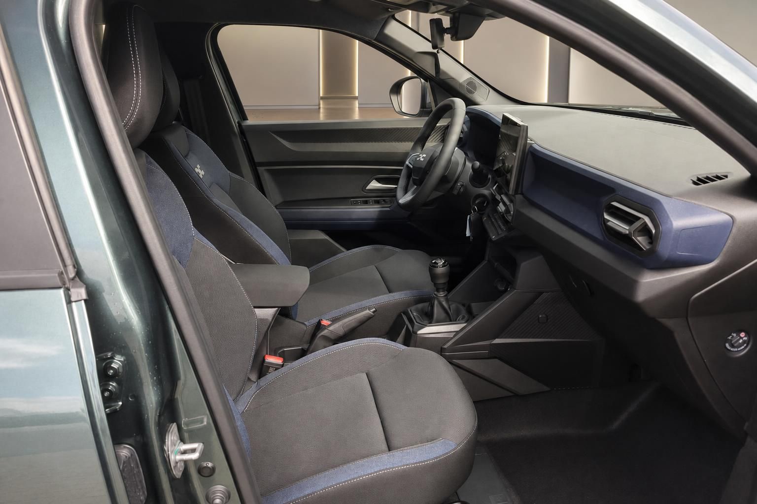 Dacia Duster Innenraum Vordersitze und Armaturenbrett Detail