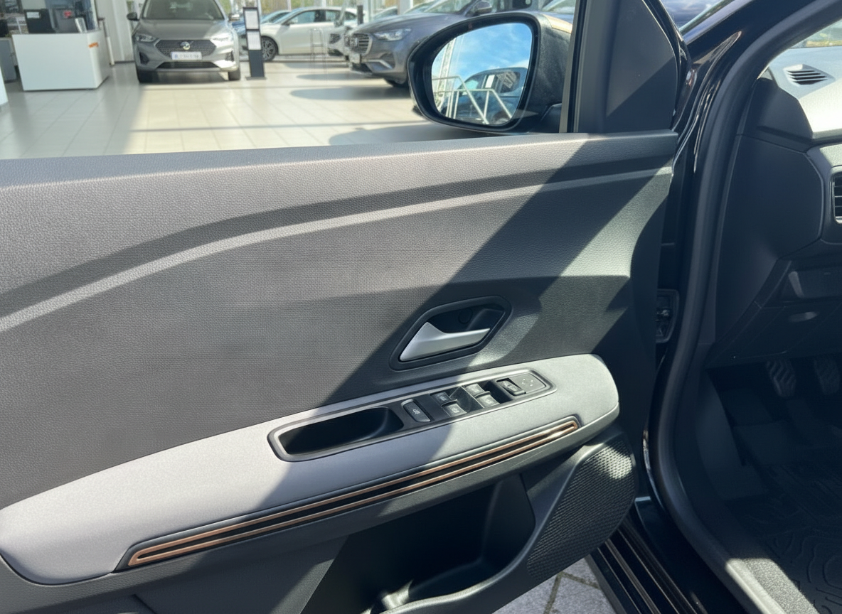 Fahrzeugtür Innenansicht mit Fensterheber und Außenspiegel im Autohaus