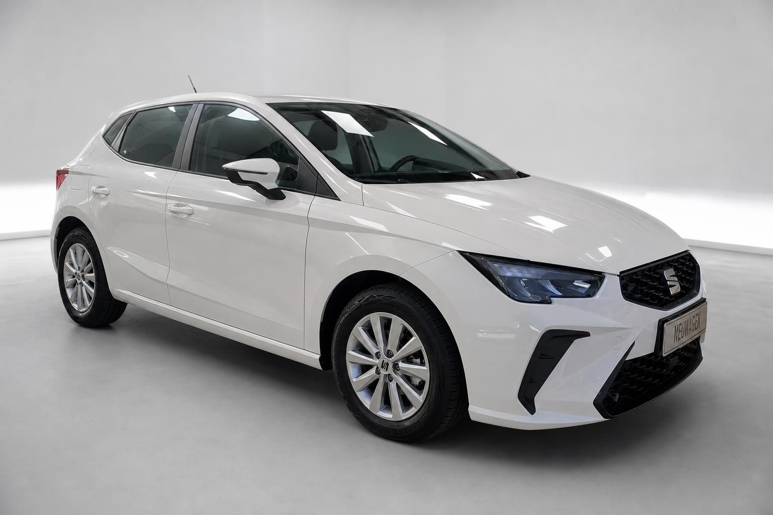 SEAT Ibiza weiß Frontansicht schräg Neuwagen Studio