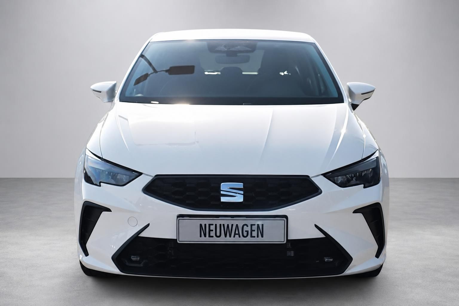 SEAT Ibiza weiß Frontansicht Neuwagen Studio
