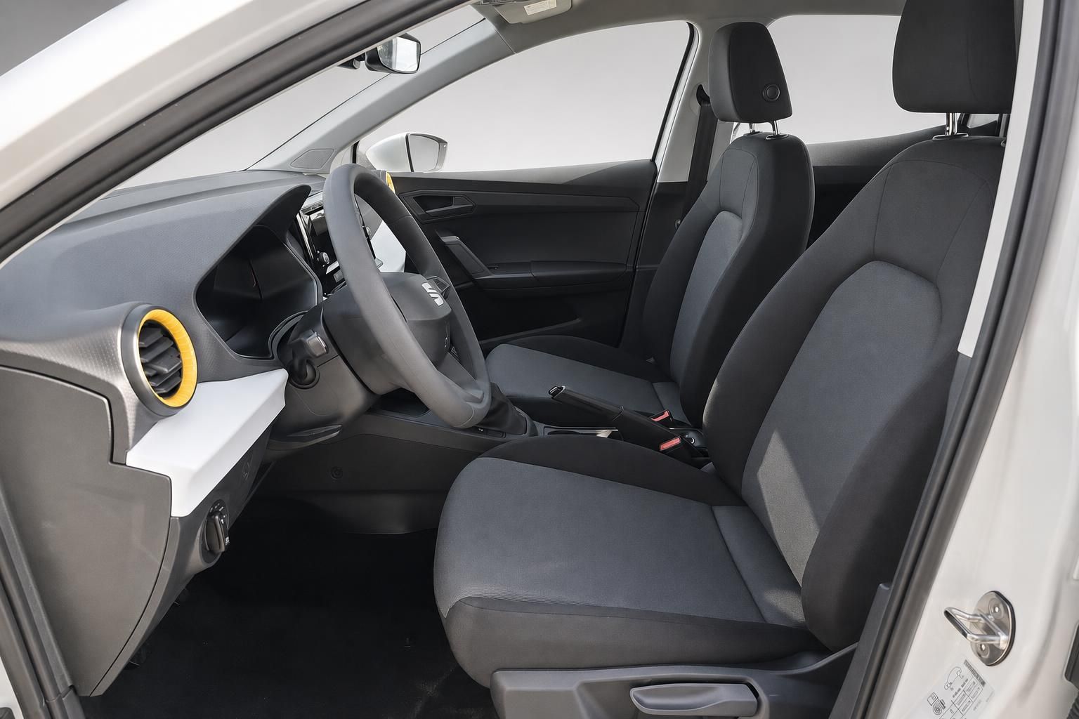 SEAT Ibiza Innenraum Vordersitze und Cockpit Detail