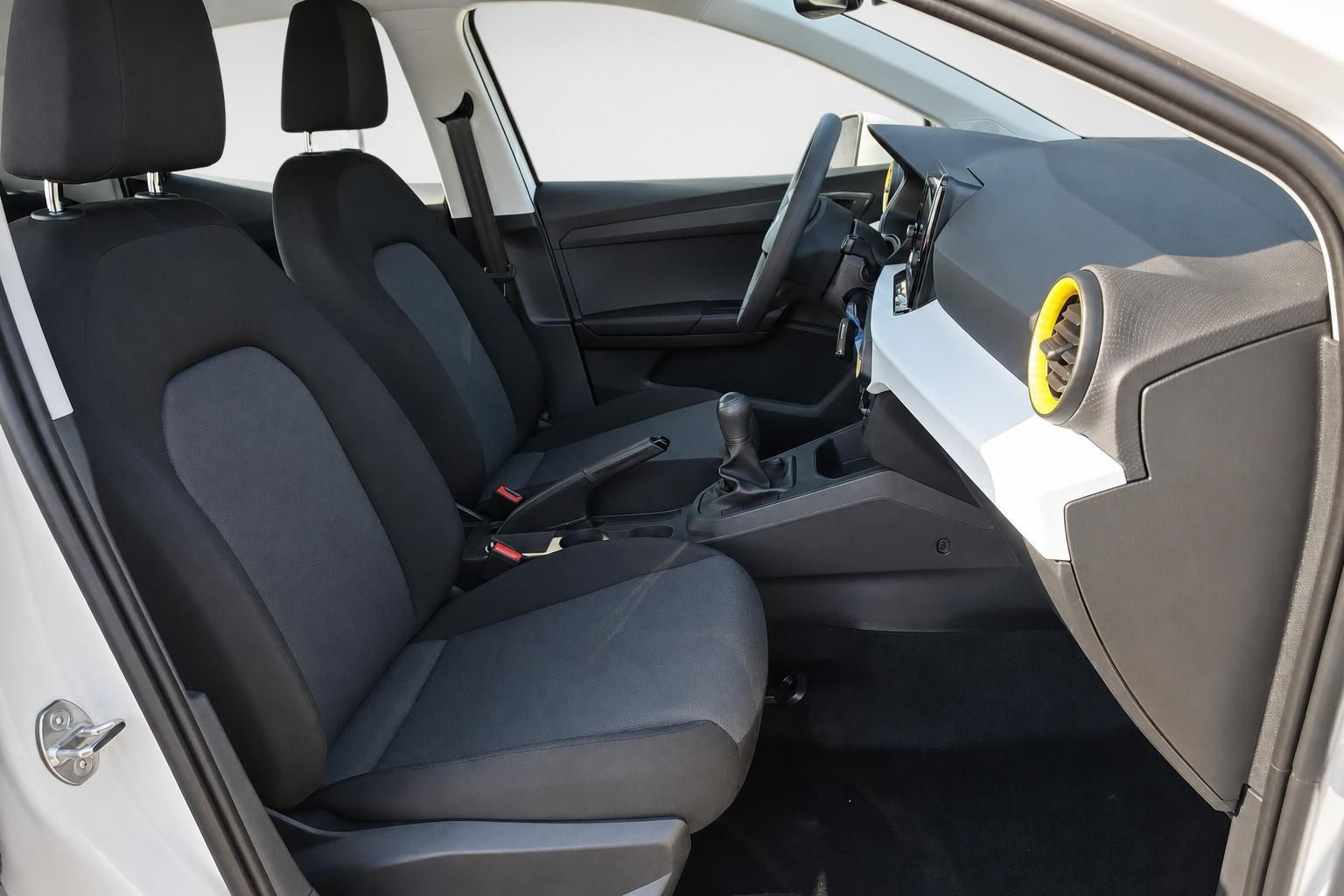 SEAT Ibiza Innenraum Sitze und Armaturenbrett Ansicht