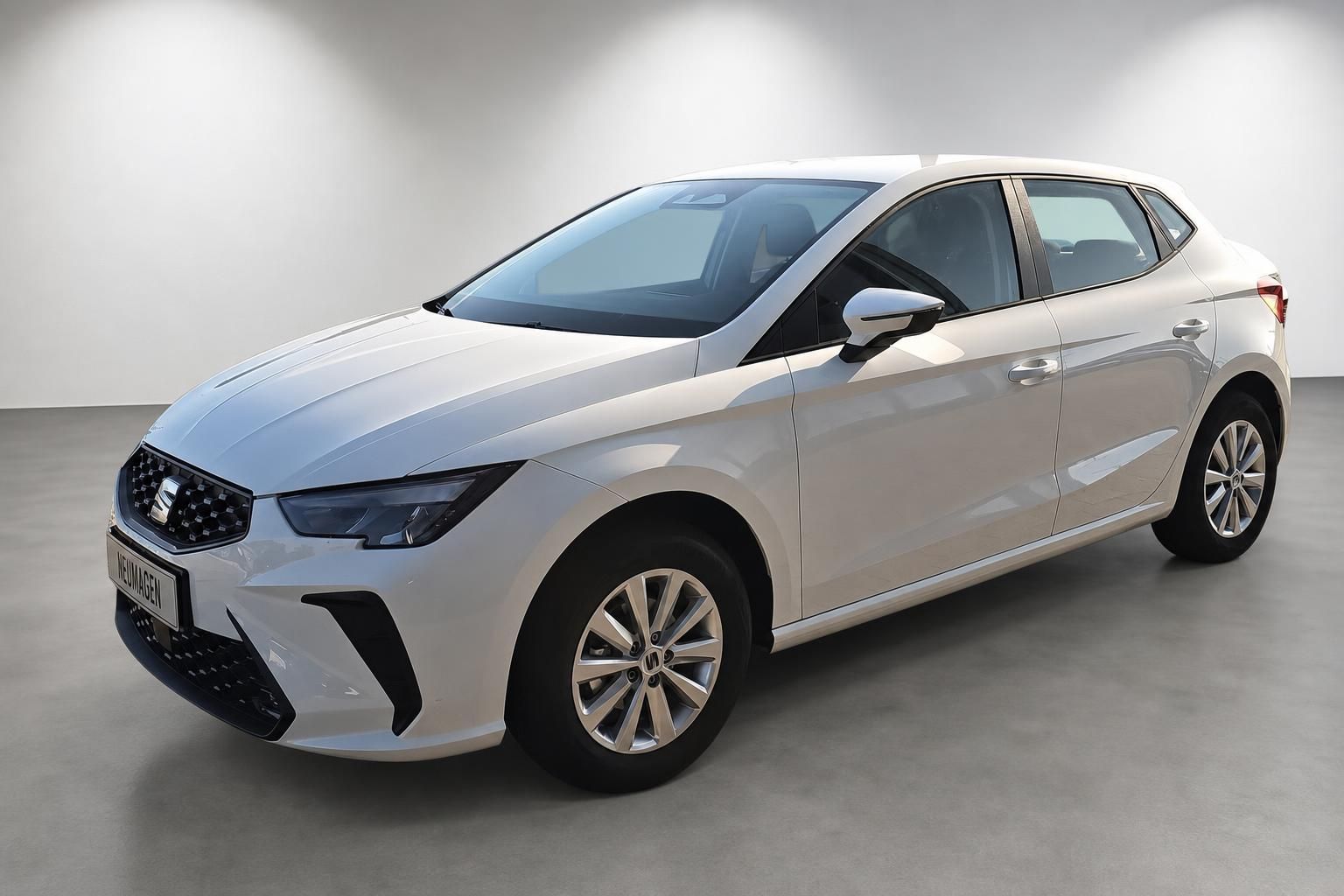 SEAT Ibiza weiß Frontansicht Neuwagen Studioaufnahme