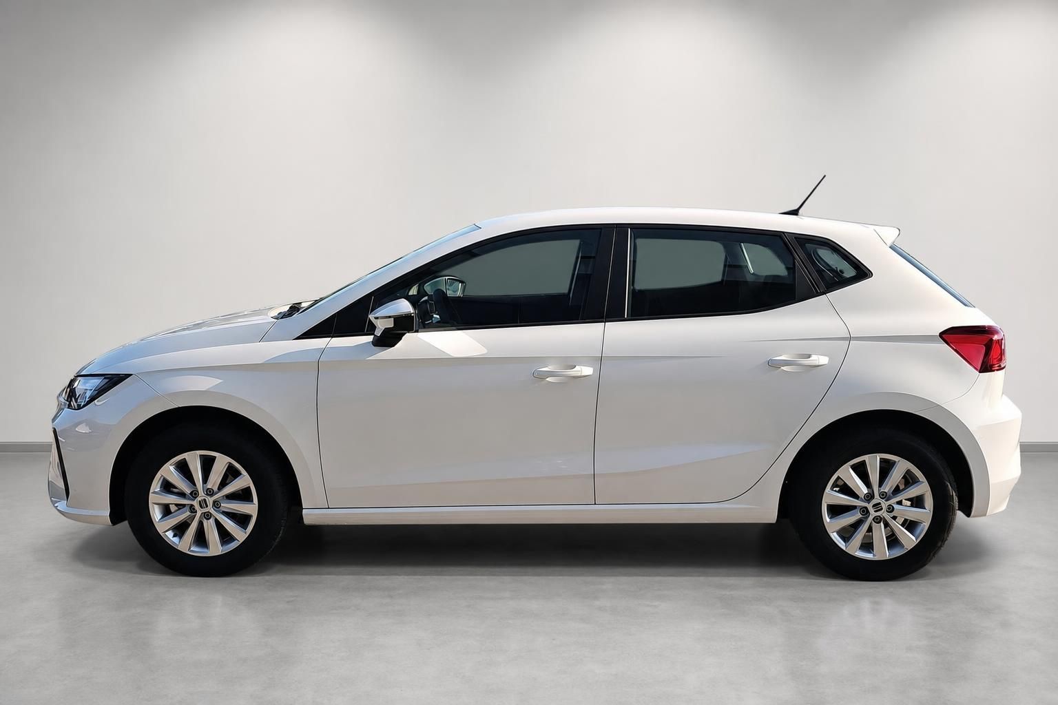 SEAT Ibiza weiß Seitenansicht Neuwagen Studio