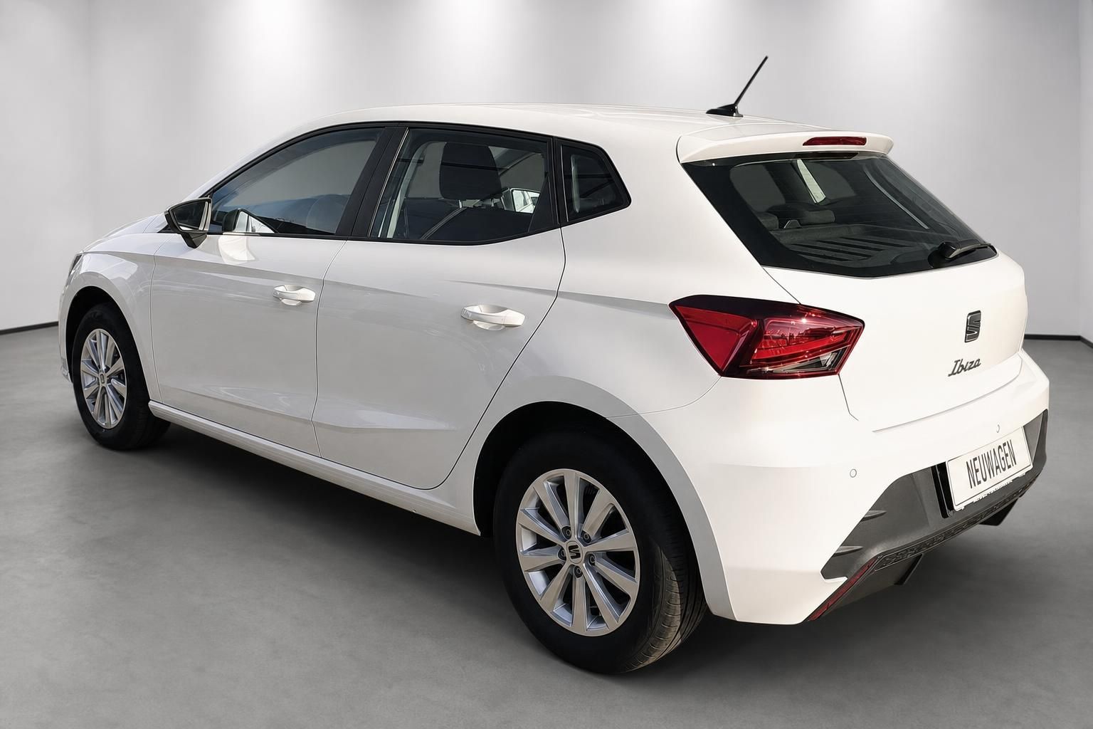 SEAT Ibiza weiß Heck schräg von hinten fotografiert