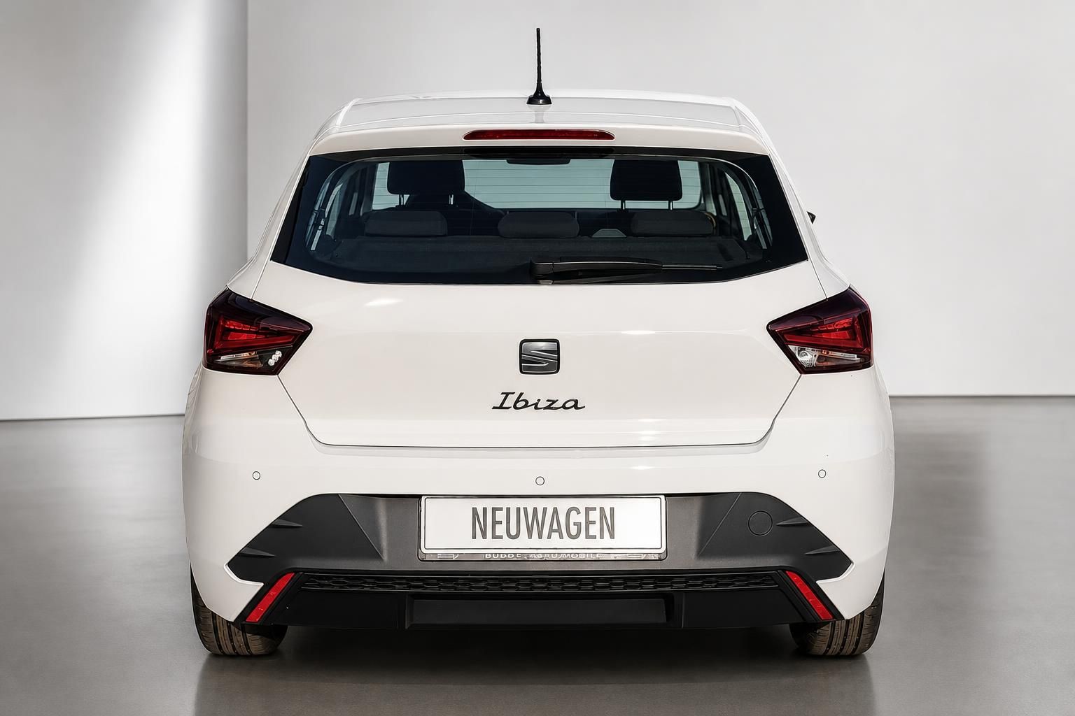 SEAT Ibiza weiß Heckansicht frontal im Fotostudio