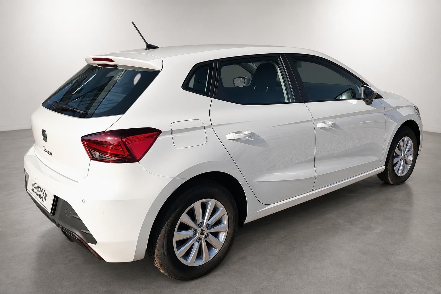 SEAT Ibiza weiß Heckansicht seitlich im Studio