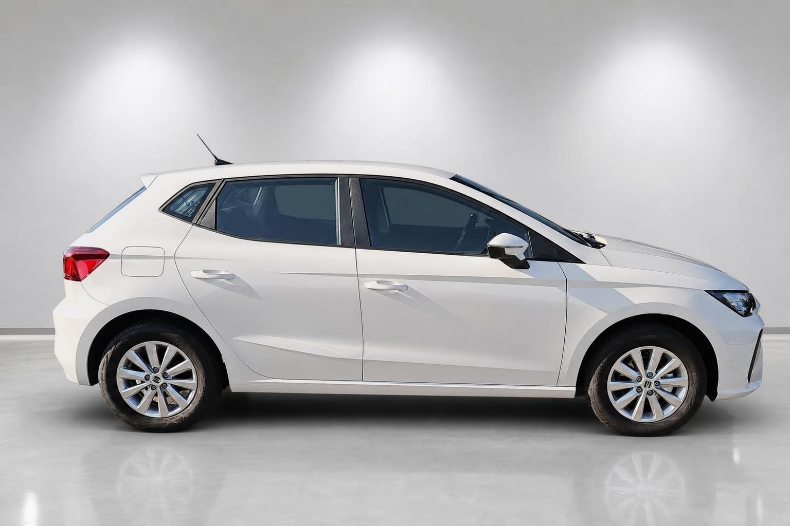 SEAT Ibiza weiß Seitenansicht Neuwagen Studioaufnahme