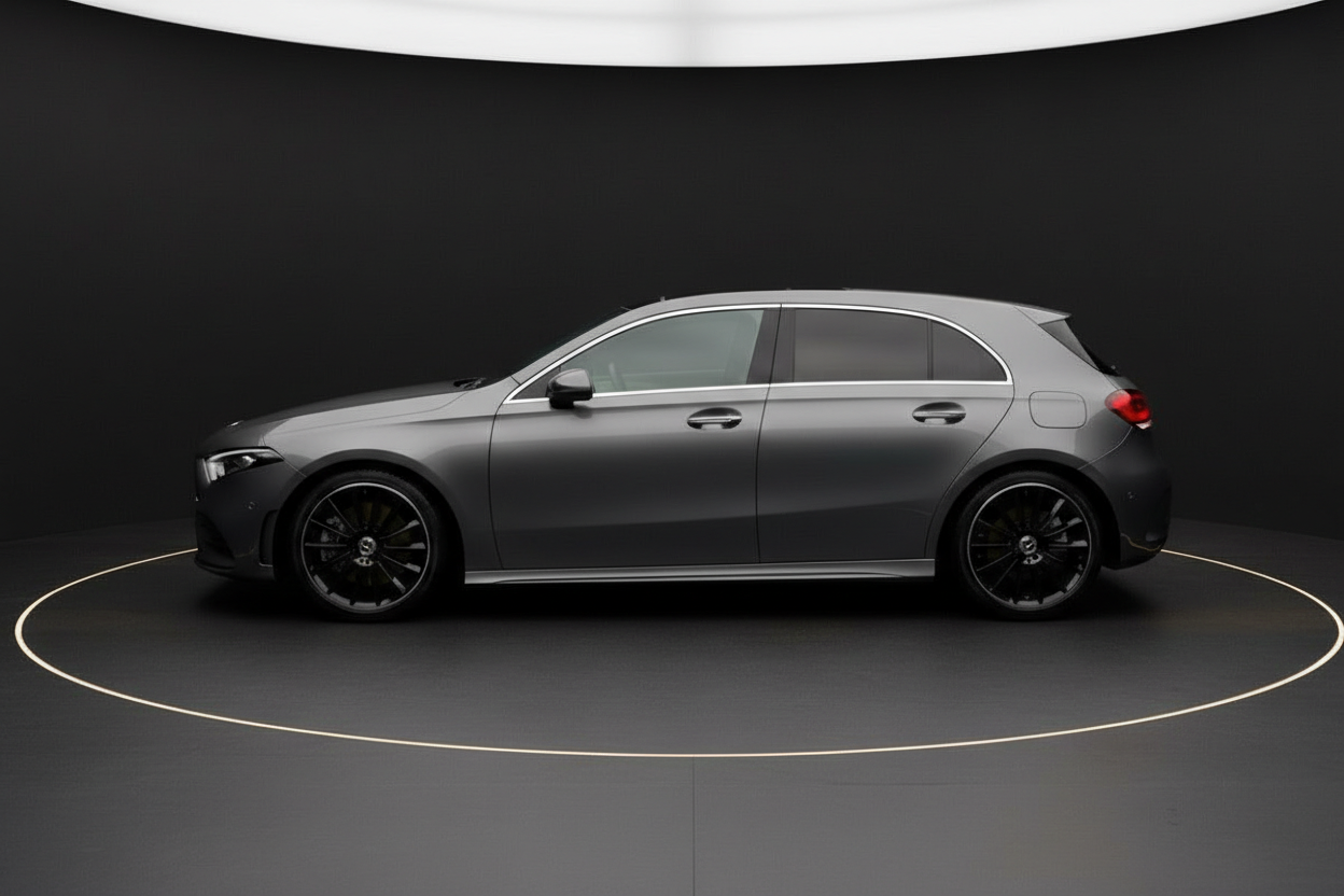 Mercedes-Benz A-Klasse Hatchback in Grau metallic, Seitenansicht im Fotostudio