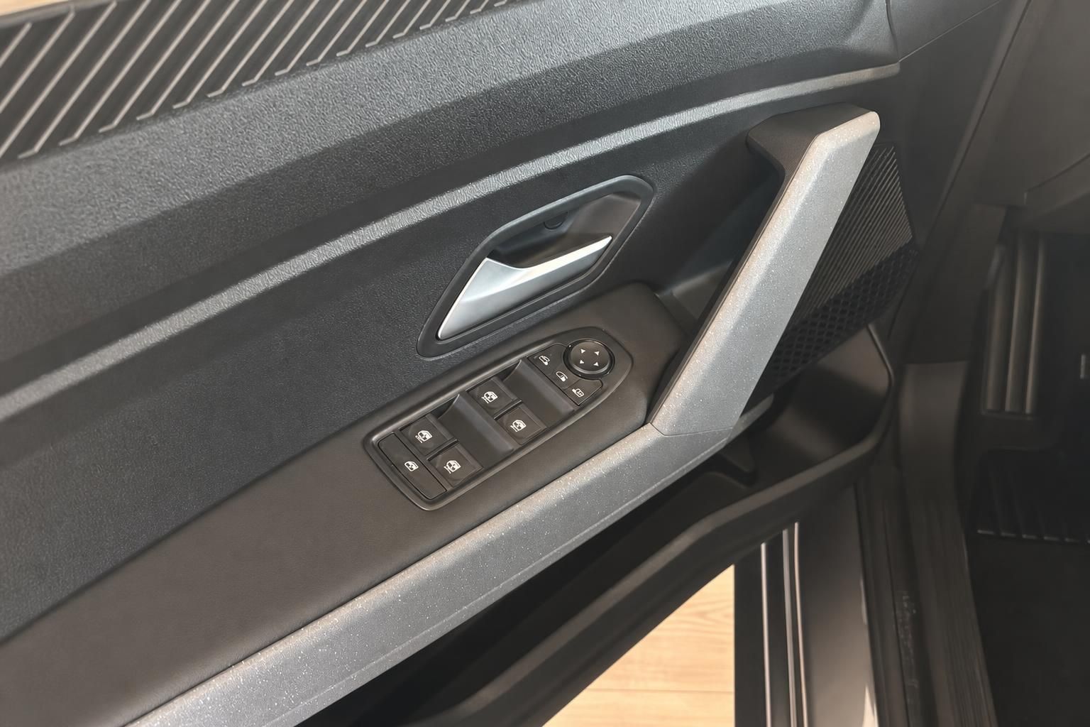 Dacia Duster Fahrertür Innenverkleidung mit elektrischen Fensterheberschaltern und Türgriff