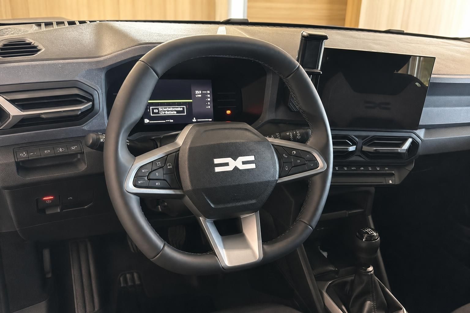 Dacia Innenraum Cockpit mit Lenkrad, Digitaltacho und Infotainment-Display