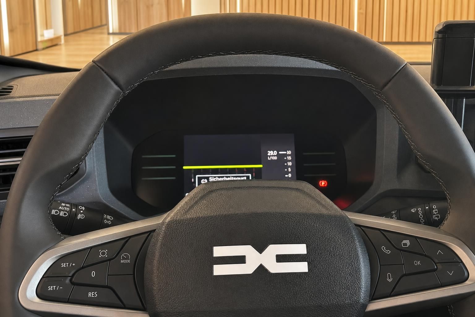 Dacia Lenkrad Nahaufnahme mit digitalem Kombiinstrument und Fahrerassistenz-Tasten