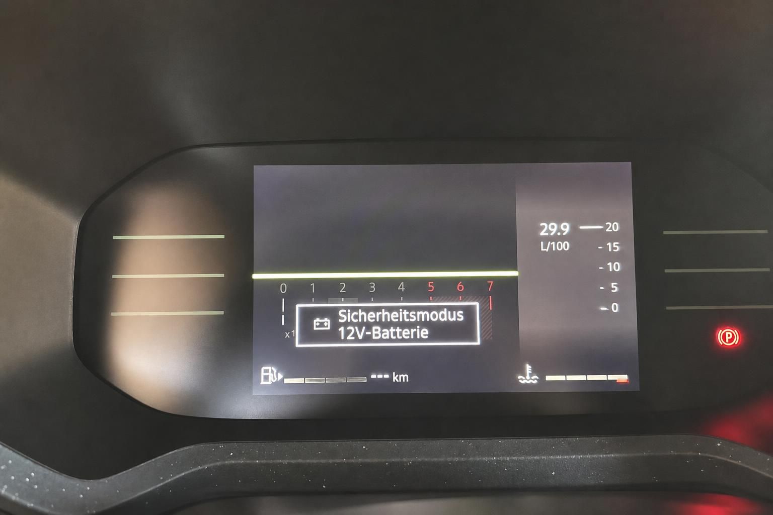 Dacia digitales Kombiinstrument mit Sicherheitsmodus 12V-Batterie Warnanzeige