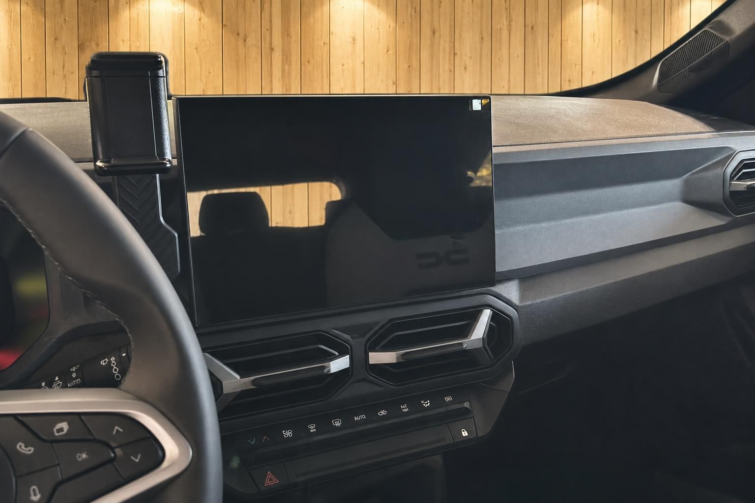 Dacia Armaturenbrett mit großem Touchscreen-Infotainmentsystem und Klimabedienung