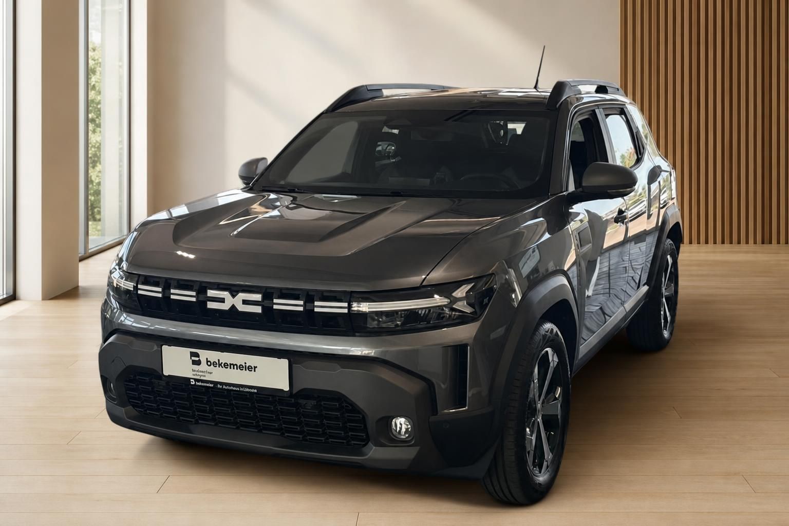Dacia Duster SUV grau Frontansicht schräg rechts Neufahrzeug bei Bekemeier