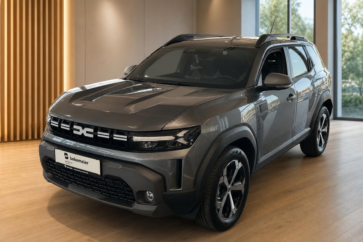 Dacia Duster SUV grau Frontansicht schräg links im Autohaus Bekemeier