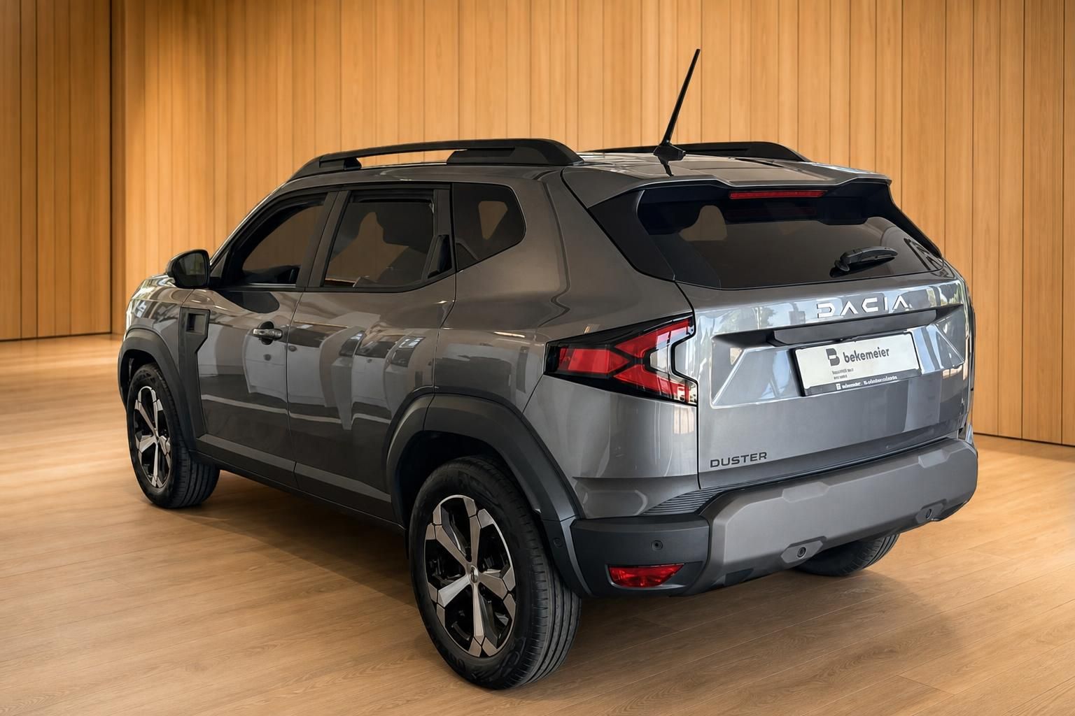Dacia Duster SUV grau Heckansicht schräg links mit Dachträger bei Bekemeier