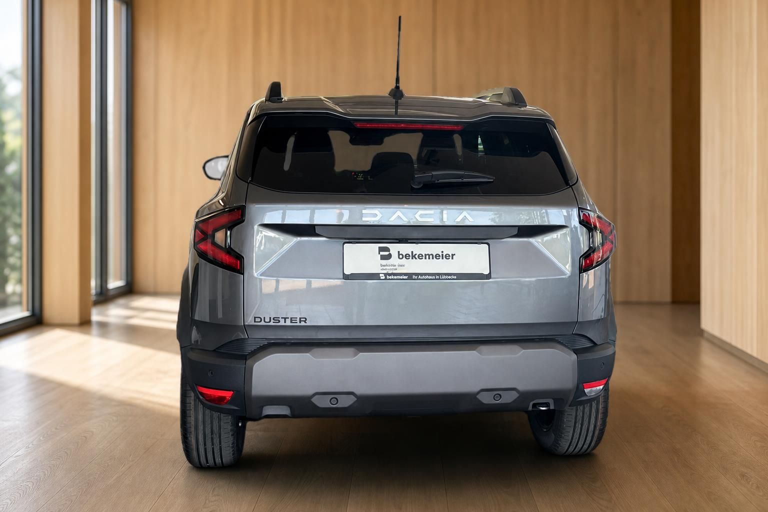 Dacia Duster SUV grau direkte Heckansicht Rückleuchten Neufahrzeug Bekemeier