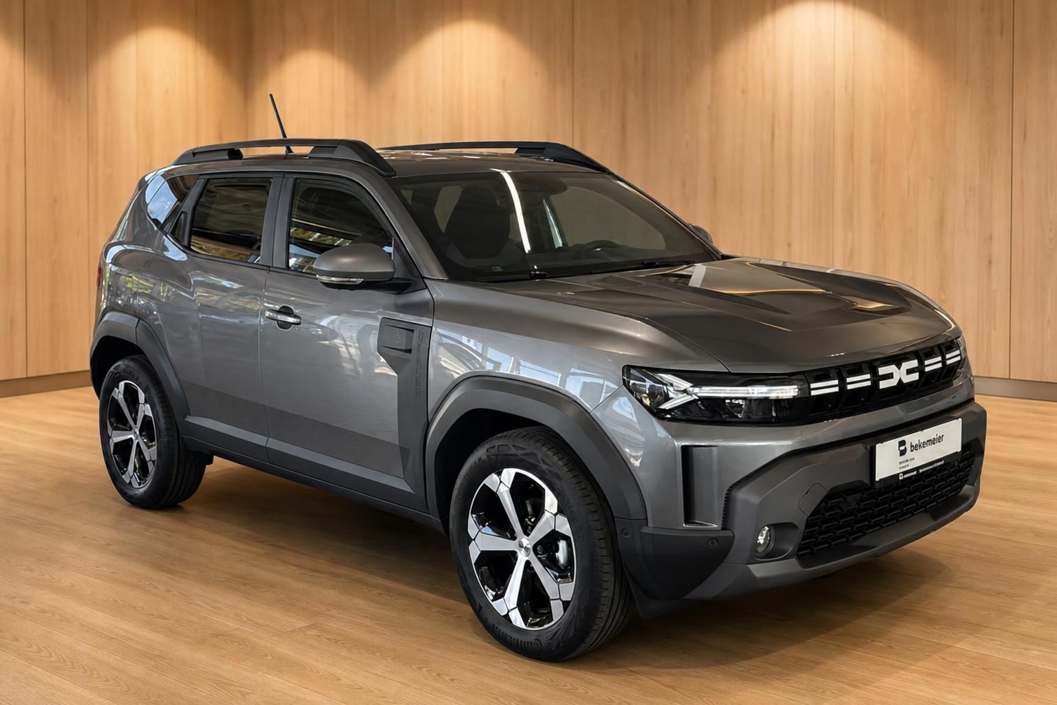 Dacia Duster grau Frontansicht schräg im Autohaus – moderner SUV mit LED-Scheinwerfern