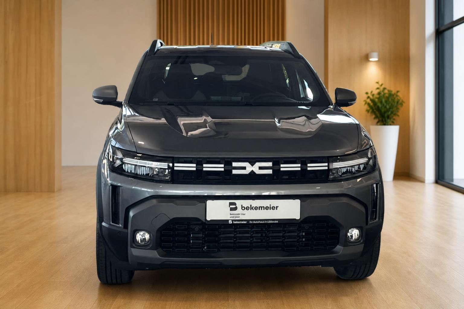 Dacia Duster grau Frontansicht gerade im Autohaus Bekemeier – SUV mit markantem Kühlergrill