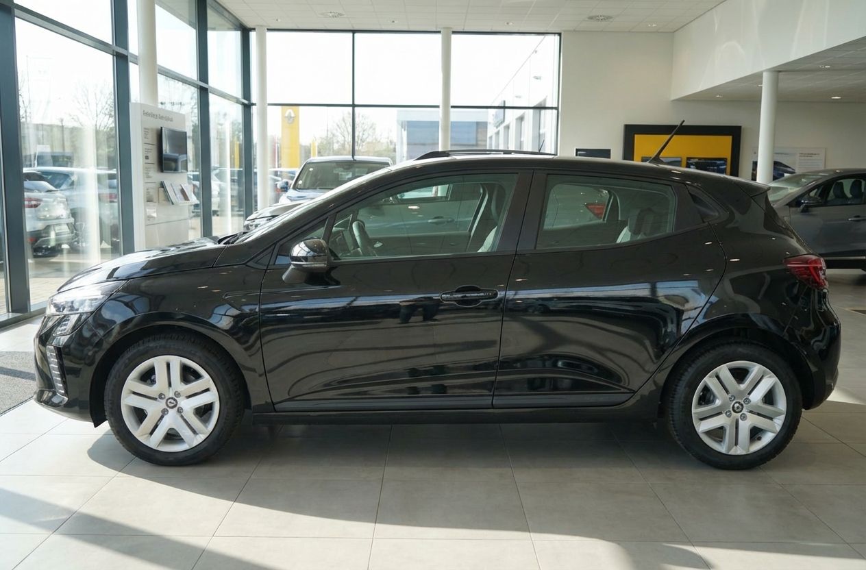 Schwarzer Renault Clio Fünftürer in Autohaus-Ausstellungsraum, Seitenansicht