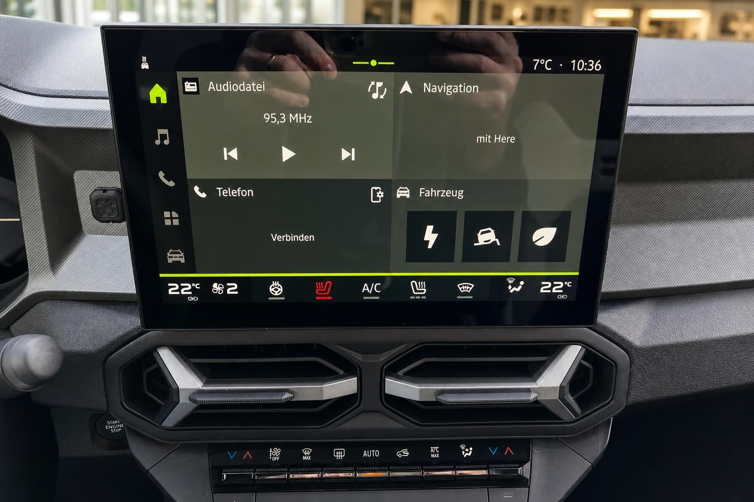 Fahrzeug Touchscreen-Display mit Navigationssystem und Klimasteuerung