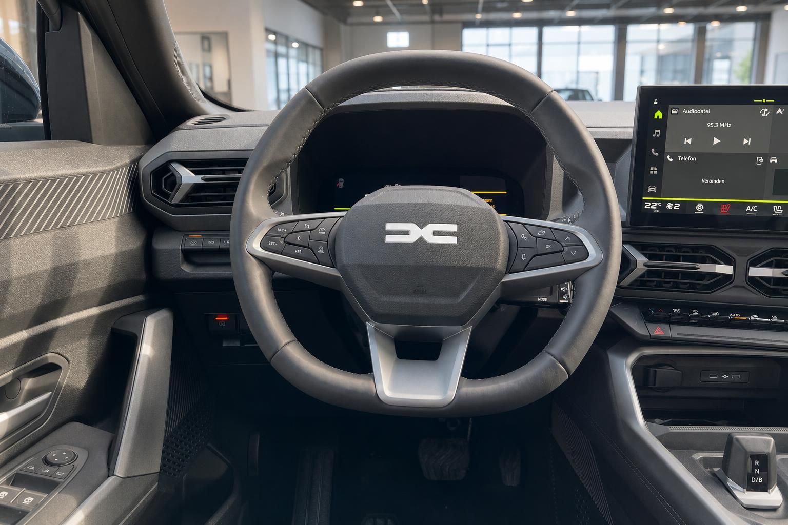 Fahrzeug Cockpit mit Lenkrad, digitalem Instrumentendisplay und Infotainment-System