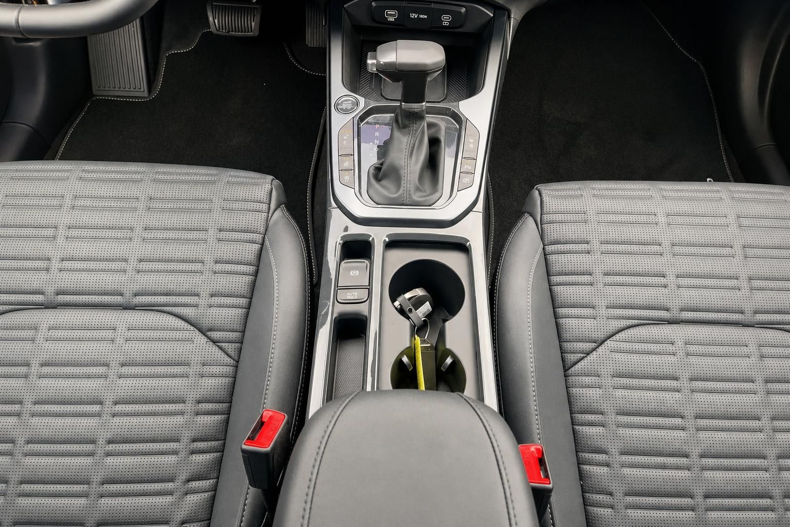 Mittelkonsole mit Automatikschalthebel und Cupholder im Fahrzeuginnenraum
