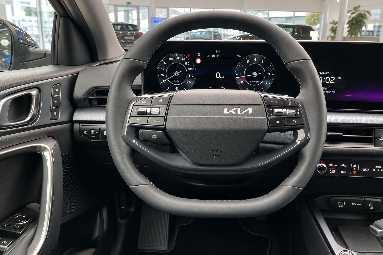 Kia Lenkrad mit Multifunktionstasten und digitalem Kombiinstrument