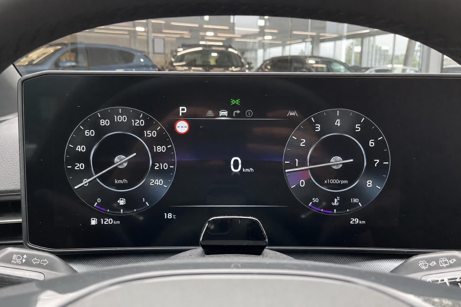 Digitales Kombiinstrument mit Tacho und Drehzahlmesser im Fahrzeug