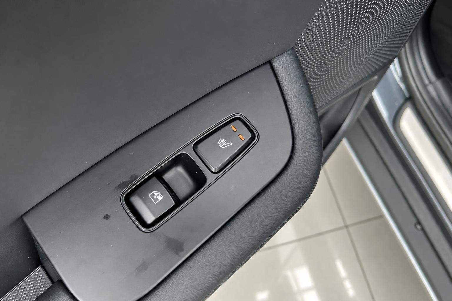 Sitzheizung und Fensterheberschalter an der Fahrzeugtür im Detail