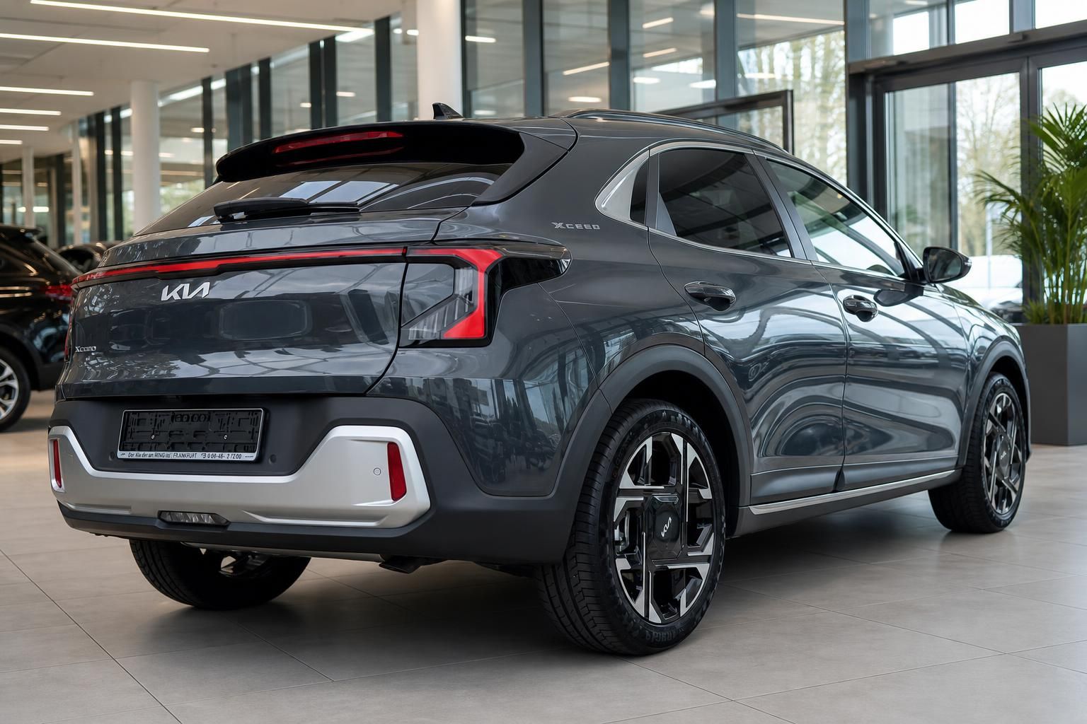 Kia XCeed grau Heckansicht seitlich im Showroom