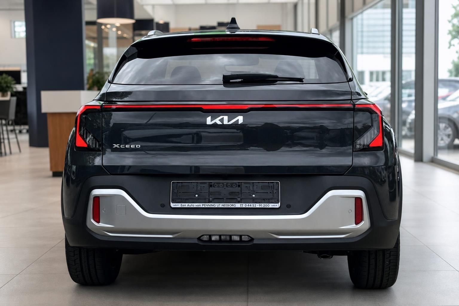 Kia XCeed schwarz Heckansicht mit LED-Rueckleuchten