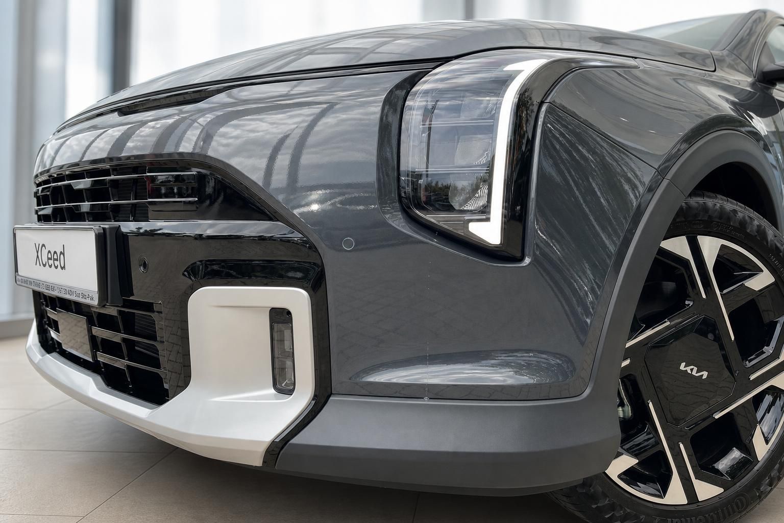 Kia XCeed Frontpartie mit LED-Scheinwerfer und Kuehlergrill im Detail