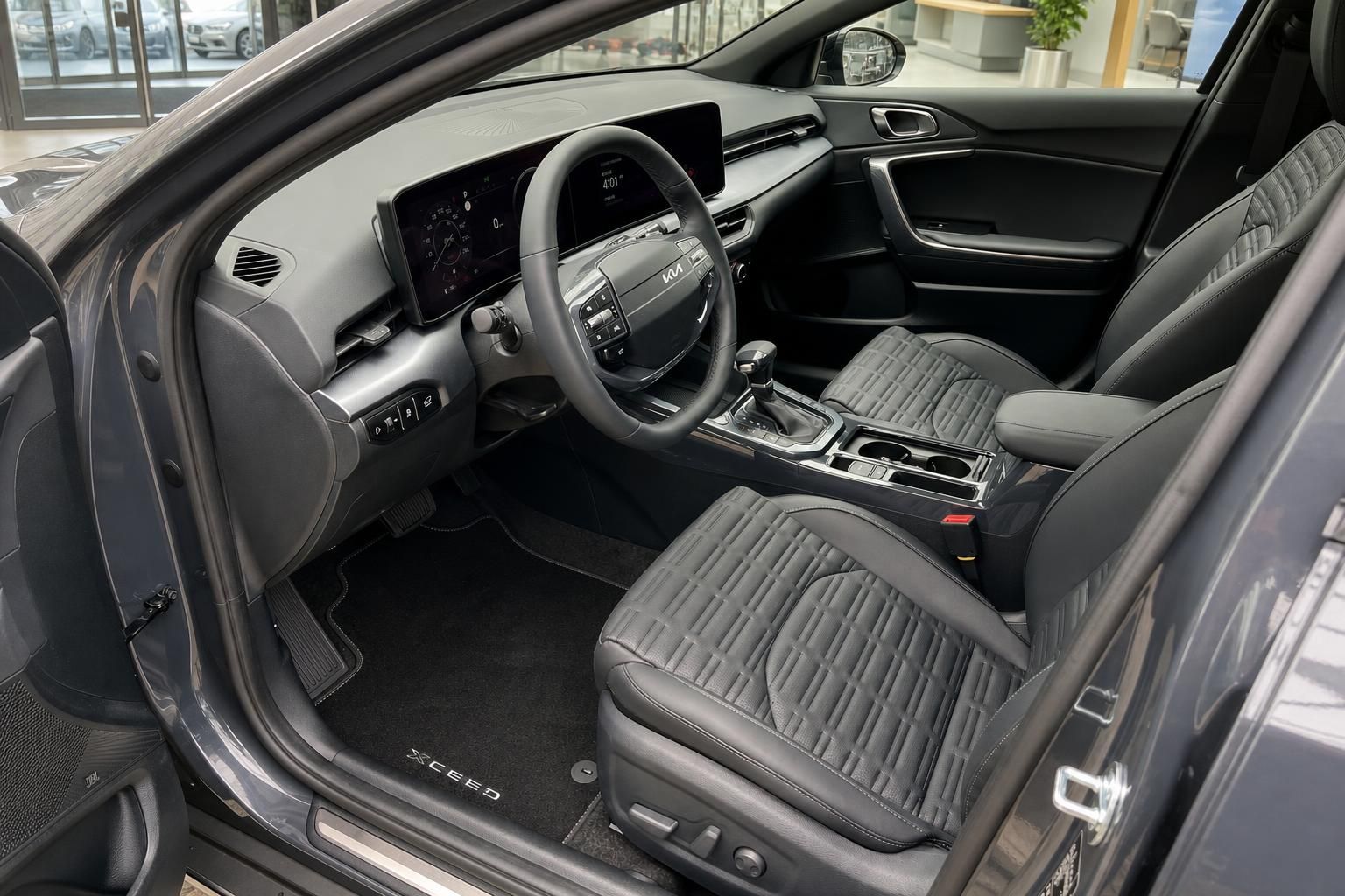 Kia XCeed Innenraum mit Cockpit, Lenkrad und schwarzen Ledersitzen