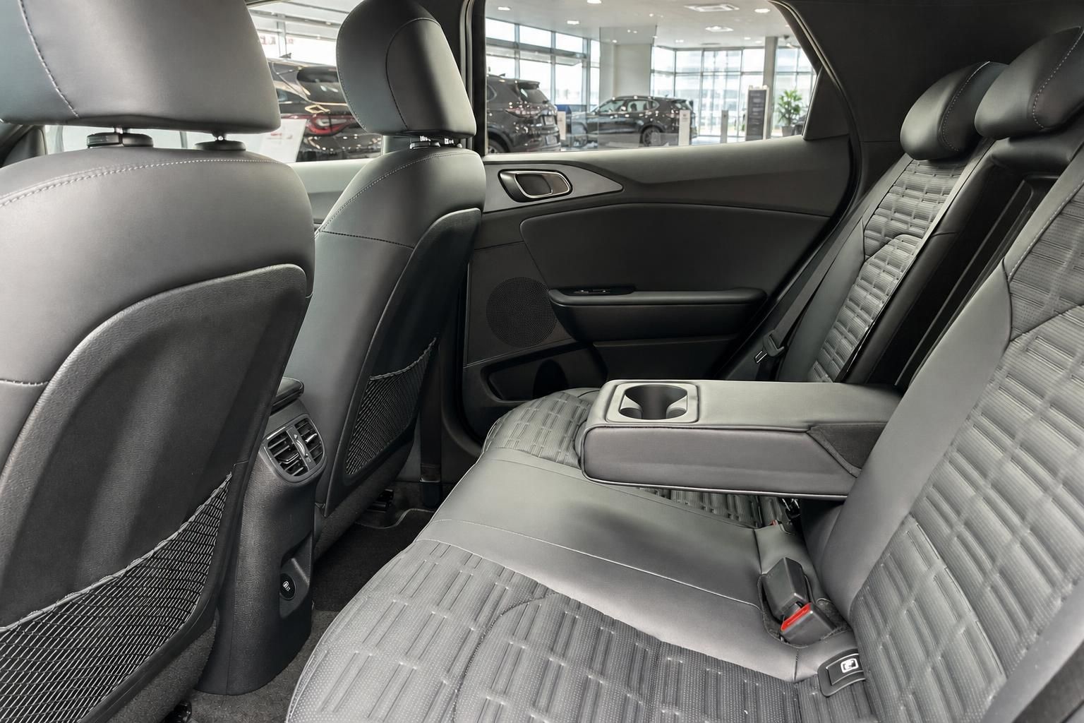 Kia XCeed Ruecksitze mit Mittelarmlehne und Getraenkehalter im Detail
