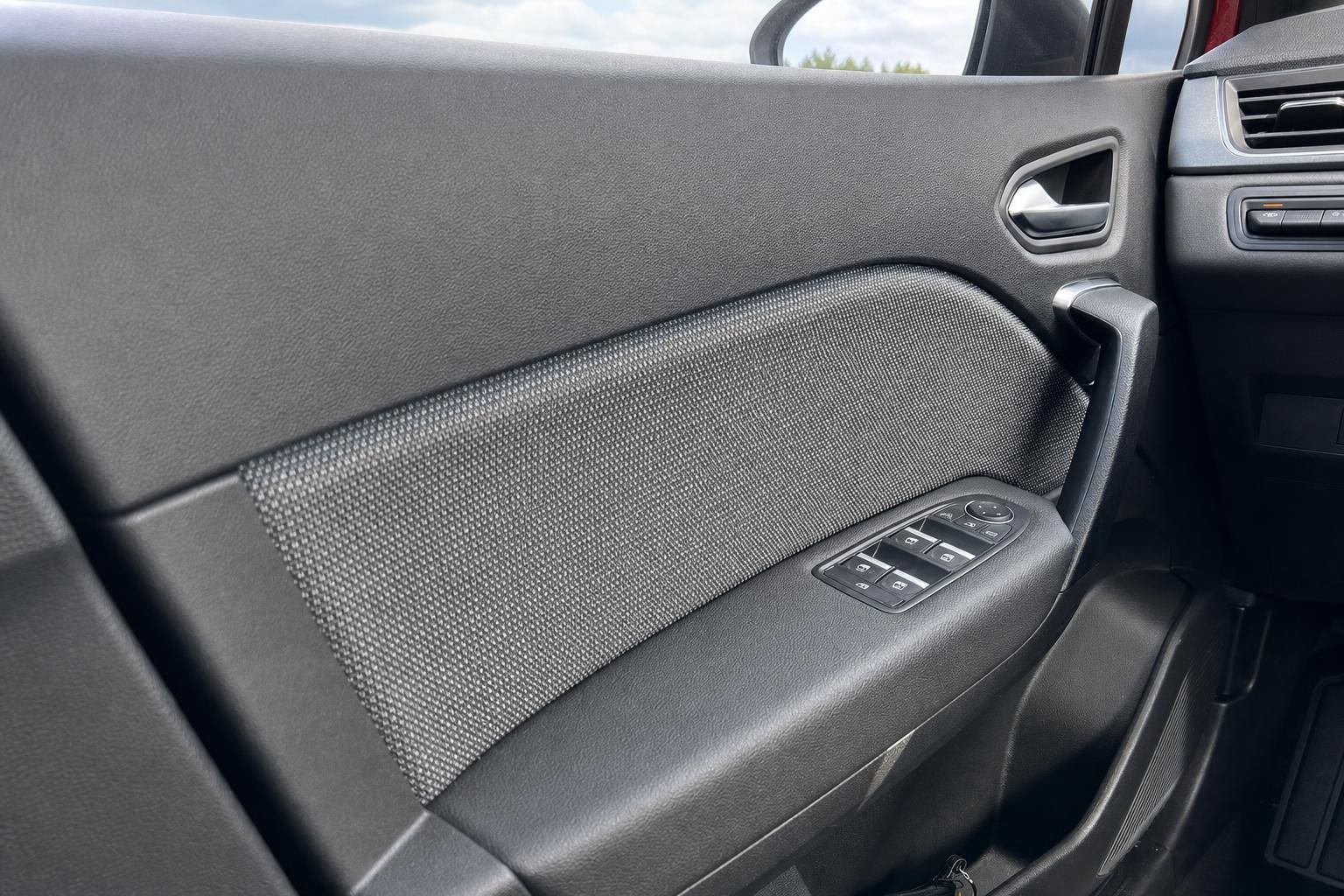 Renault Türverkleidung mit Fensterheberschaltern und Stoffeinsatz