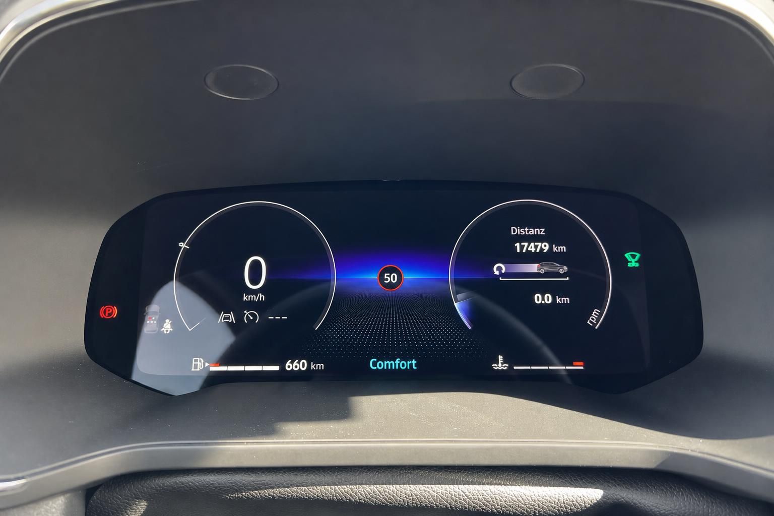 Digitales Kombiinstrument mit Tachometer und Fahrzeugdisplay im Innenraum