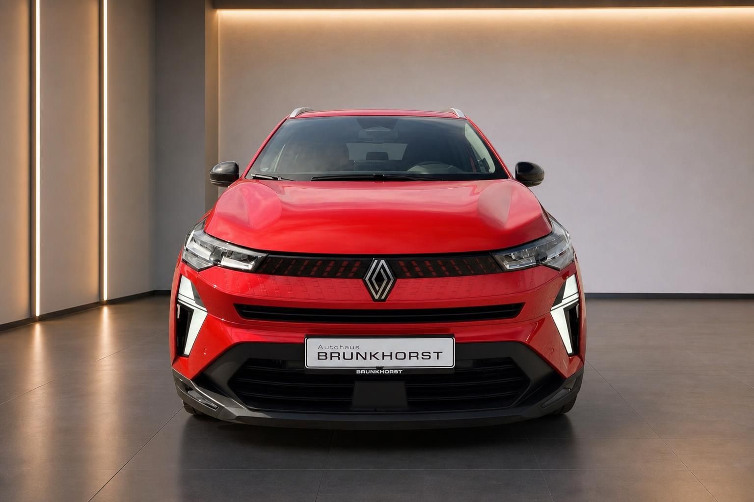 Renault Captur in rot - Frontansicht des Crossover-SUVs im Autohaus Brunkhorst Showroom