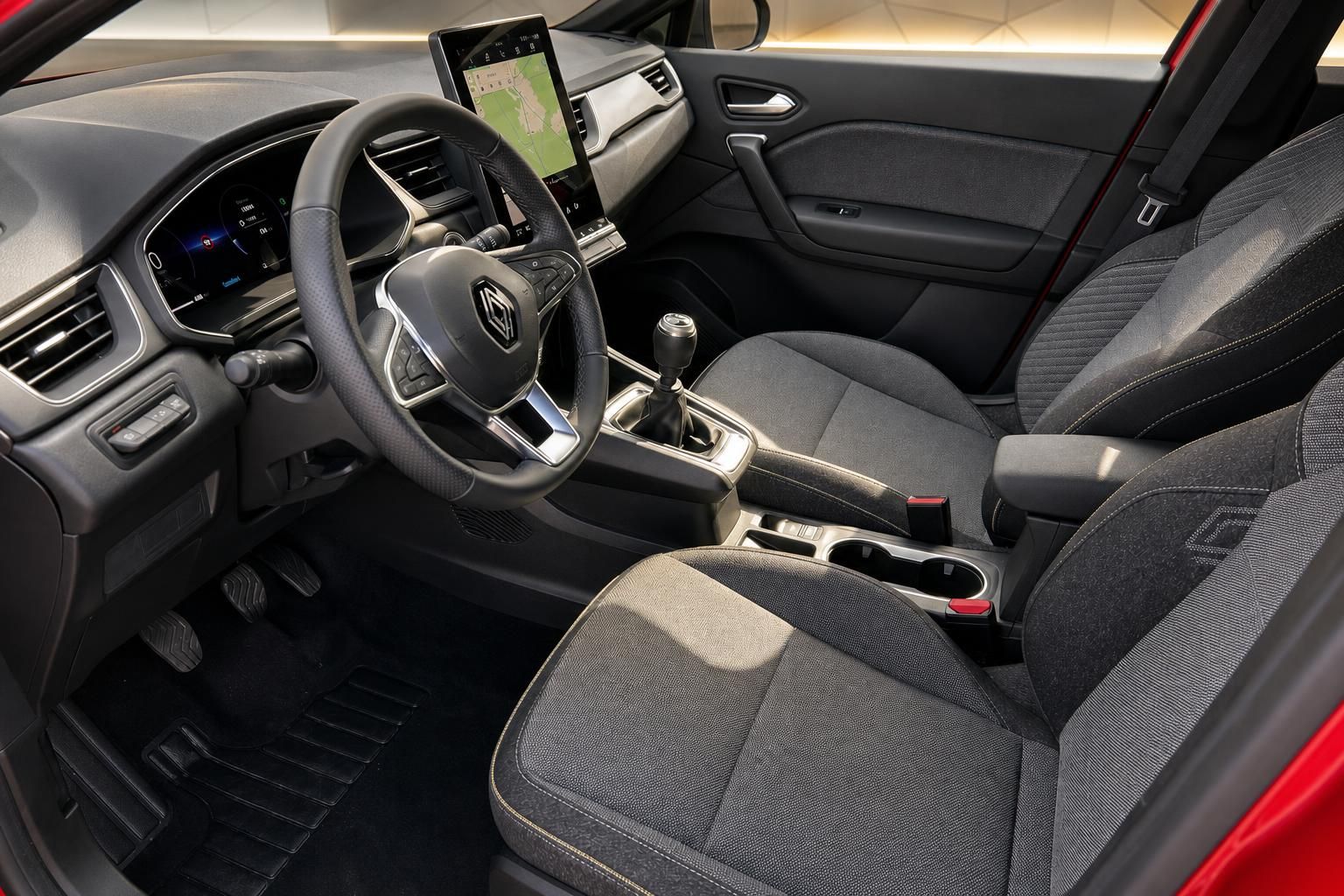 Renault Captur Innenraum - modernes Cockpit mit Touchscreen, Lenkrad und Sitzbezügen