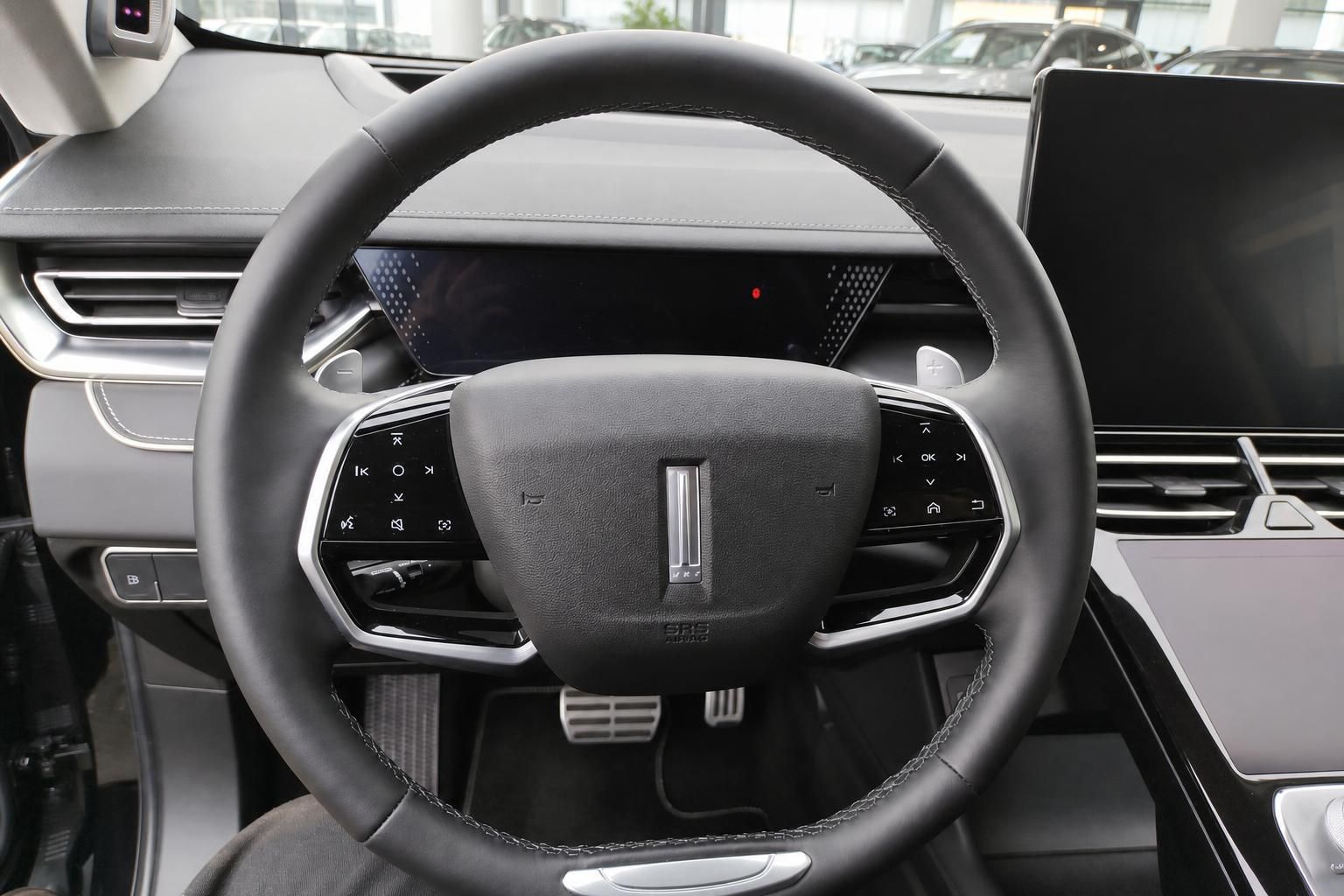 WEY SUV Innenraum – Lenkrad mit Multifunktionstasten und digitales Cockpit in Schwarz