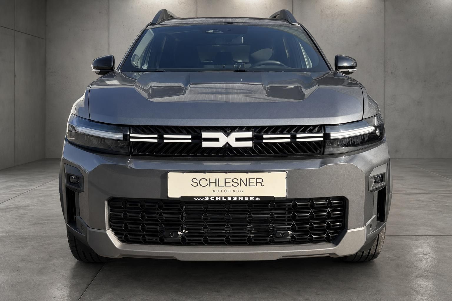 Dacia Bigster Frontansicht mit markantem Kuehlergrill
