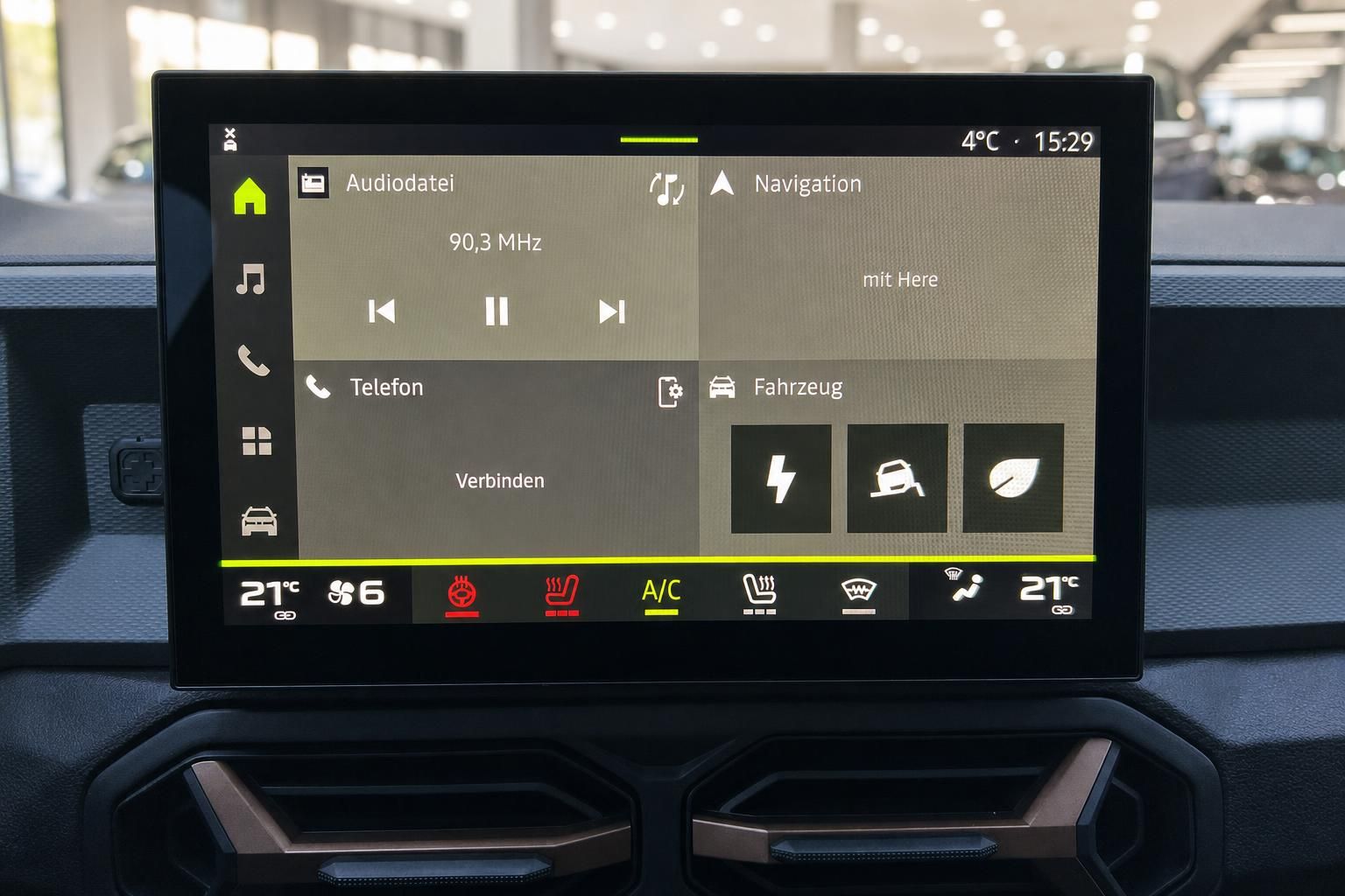 Infotainment-Display mit Navigationssystem und Klimasteuerung im Fahrzeuginnenraum