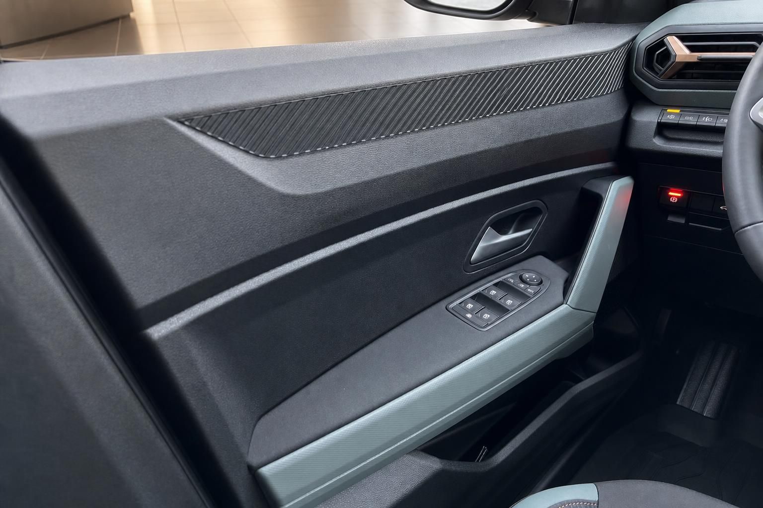 Fahrerseite Türverkleidung mit Fensterheberschaltern und Carbon-Dekor