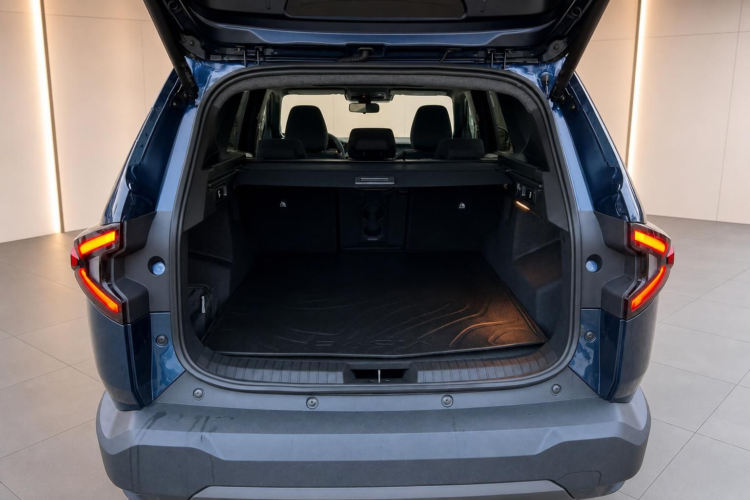 Kofferraum eines blauen SUV mit geöffneter Heckklappe und LED-Rücklichtern