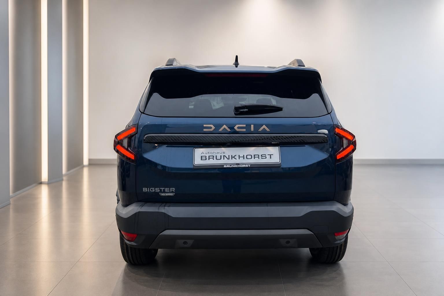 Dacia Bigster SUV Heckansicht in Blau mit LED-Rücklichtern im modernen Showroom
