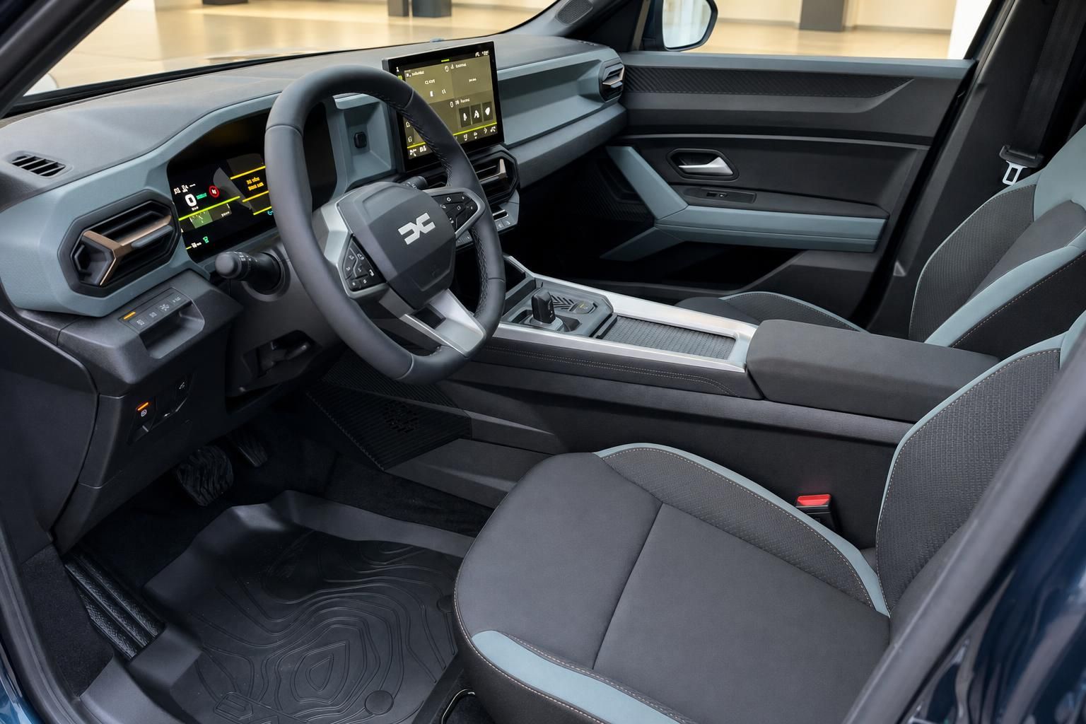 Dacia Bigster Innenraum Fahrerplatz mit Lenkrad, Armaturenbrett und zweifarbigen Sportsitzen