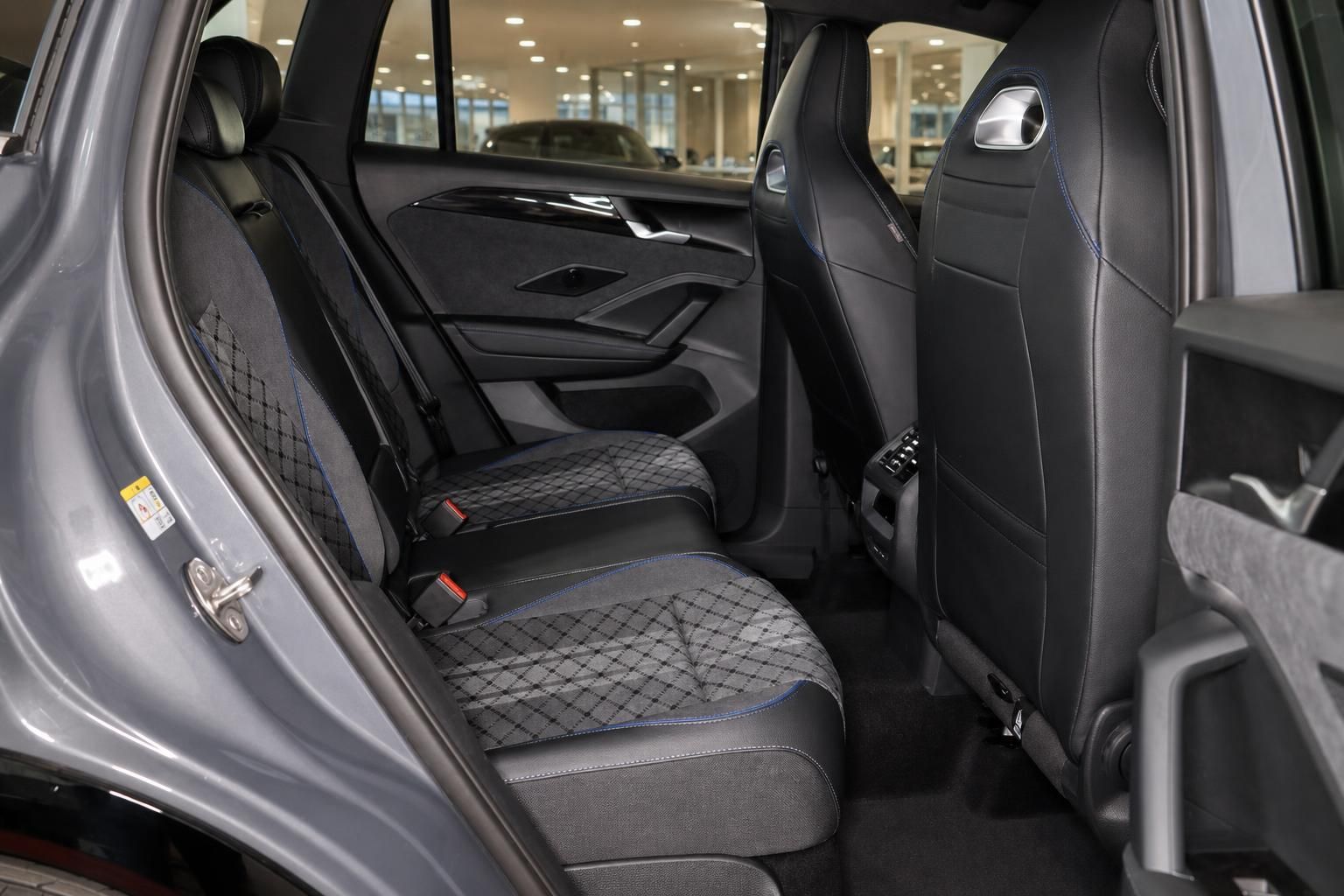 Rücksitze mit Lederausstattung im Innenraum eines VW SUV