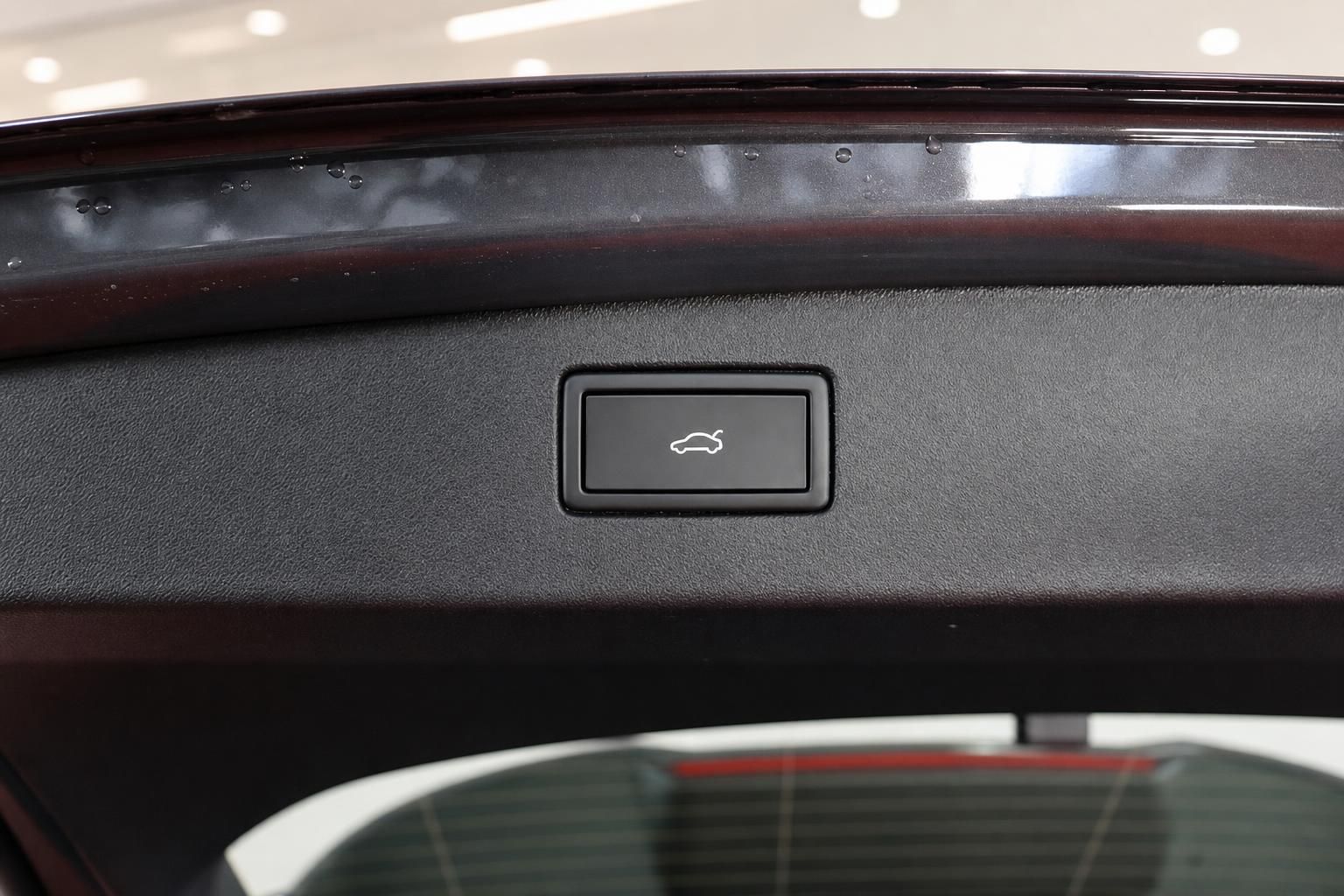 Kofferraum-Öffnungstaste im Innenraum eines VW SUV